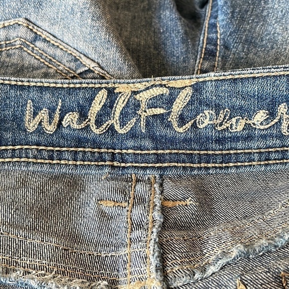 WALLFLOWER Distressed Jean Shorts Size 13 - Picture 7 of 9